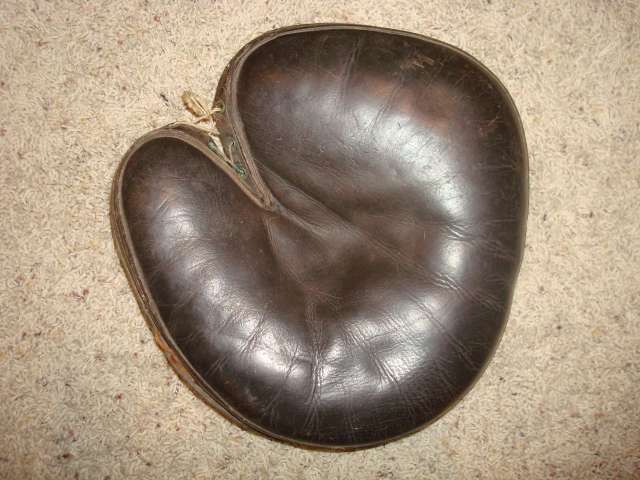 William Read & Sons Laced Perimeter Catchers Mitt Front